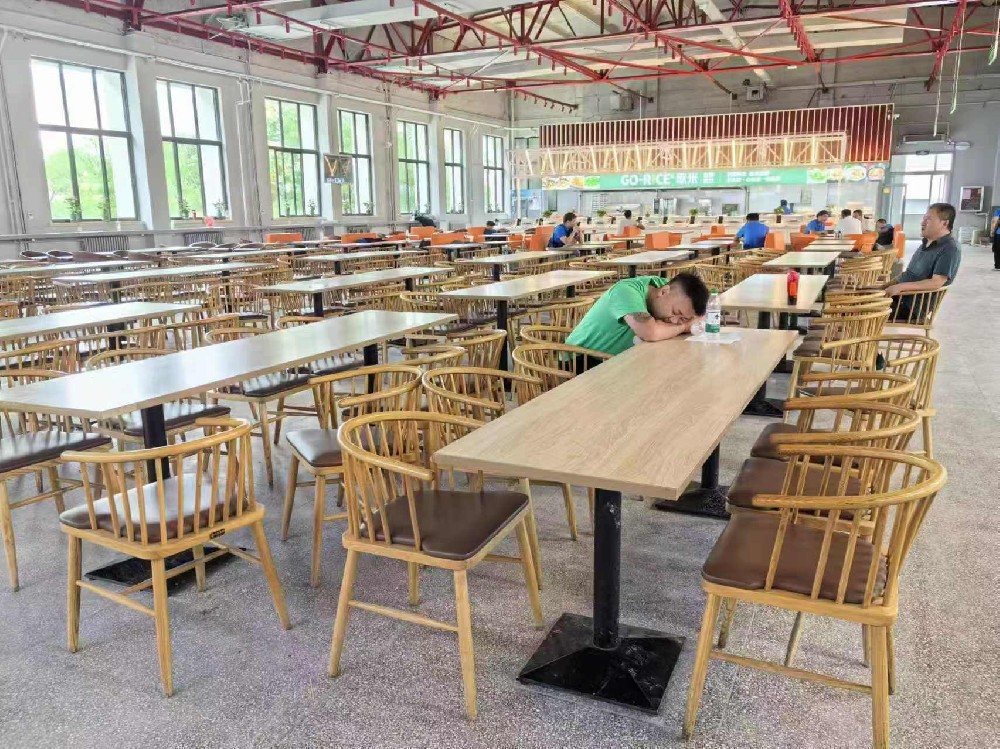 众京家具告诉您炸鸡汉堡店桌椅如何搭配？颜色如何搭配？